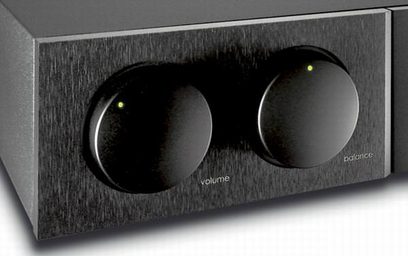 Naim Audio Supernait2 DR stereo hi-fi stiprintuvas be DAC, priekinis vaizdas, 2 žali apšviesti sukamieji rankenėlės ant juodos šlifuotos priekinės plokštės
