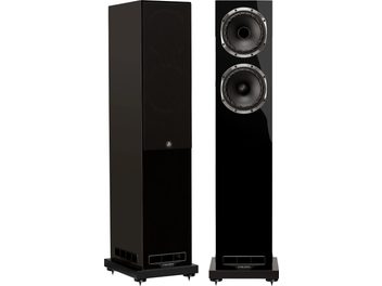 To Fyne Audio F501S gulvhøjttalere i sort pianolak, to synlige enheder, stofgrill, frontport, sokkel med spikes