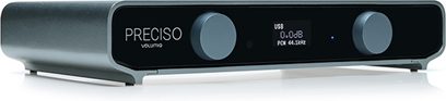 Vedere din trei sferturi față a unui convertor audio DAC Volumio Préciso din aluminiu gri, cu panou frontal negru lucios, echipat cu două butoane rotative gri, un ecran OLED central și un indicator LED albastru