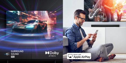 Skærm med racerbil, lyseffekter, logoer "Surround Sound Pro" og "Dolby Atmos", mand sidder med smartphone