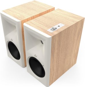 Paar Klipsch The Sevens II Lautsprecher in roter Eiche, weiße Front und schwarzer Lautsprecher, Dreiviertelansicht
