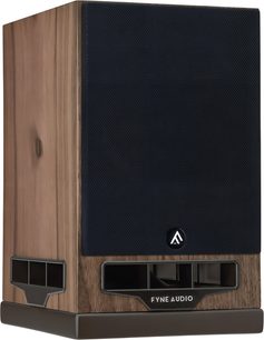 Diffusore da scaffale Fyne Audio F5S in legno di noce, griglia nera, condotti reflex rettangolari, vista tre quarti sinistra