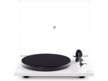 Gramofon hi-fi Rega Planar 1 Plus biały matowy z prostokątną podstawą, czarnym okrągłym talerzem, czarnym ramieniem odczytującym oraz przezroczystą pokrywą.