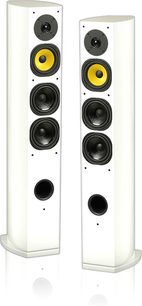 Reproduktory Davis Acoustics Matisse v ořechovém provedení, dva žluté a čtyři černé reproduktory, bílý subwoofer, pohled zepředu