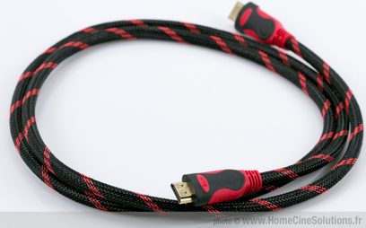 HDMI-kabel HCS Classic HDMI sort og rød flettet, forgyldte HDMI-stik i enderne, set ovenfra på hvid baggrund