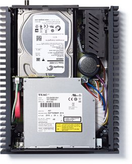 Intern harddisk Teac CD-SN250-0N1 i et åbent metalkabinet, set forfra, med synlige kabler og elektroniske komponenter