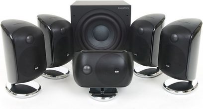 Sada kompaktních reproduktorů Bowers & Wilkins MT-25 černá: 5 černých reproduktorů, 1 černý krychlový subwoofer, pohled zepředu