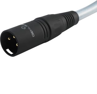 Primo piano in prospettiva diagonale del connettore maschio nero in metallo con tre pin dorati del cavo audio analogico Oehlbach Series 2 XLR 1m, guaina argentata e rilievo di protezione zigrinato