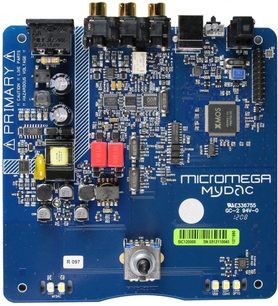 Circuito stampato blu Micromega MyDAC con componenti elettronici, connettori audio e USB, vista dall'alto su sfondo bianco