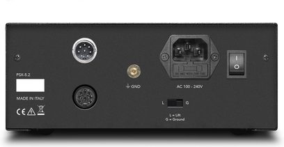 Separat hi-fi-strømforsyning Gold Note PSX-5.2, bakside med nettilkoblinger, flerpinskontakter og jordklemme GND