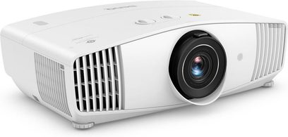 Benq W5700S baltas videoprojektorius, priekinis vaizdas su išsikišusiu objektyvu, šoninės ventiliacijos grotelės, trimatis vaizdas