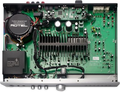 Integreret stereo hi-fi forstærker Rotel A11 MKII, set ovenfra, grønne printkort, elektroniske komponenter, sort køleplade