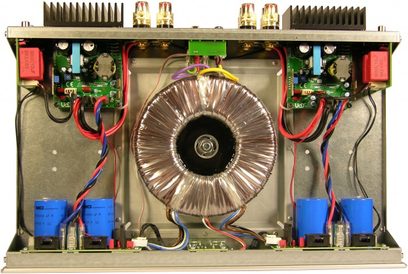 Micromega PW250 sort effektforstærker, indvendigt syn af elektroniske komponenter: toroidaltransformer, køleribber, blæser, kondensatorer, modstande, printplader