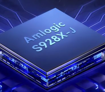 Modrý procesor Amlogic S928X-J v detailním záběru na základní desce se svítícími obvody