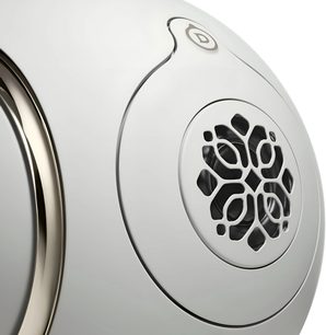 Głośnik DEVIALET Phantom Ultimate Light Pearl, obudowa biała matowa, metalowy pierścień polerowany, ażurowe kratki, zbliżenie boczne