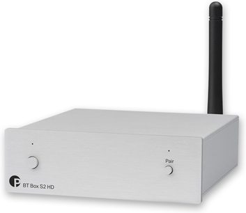Безжичен предавател Pro-Ject BT Box S2 HD сребрист, правоъгълен корпус, предна страна с 2 кръгли бутона и 2 индикатора, вертикална черна антена отдясно