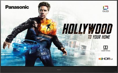 Panasonic-reklame for et OLED-tv, en mand holder en spilcontroller foran en futuristisk by i flammer