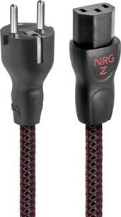 Audioquest NRG-Z3 strømkabel i sort med rød nylonfletning, forfra set med Schuko-stik (han) med to metalstifter og IEC-stik (hun) med tre huller i mat sort plast