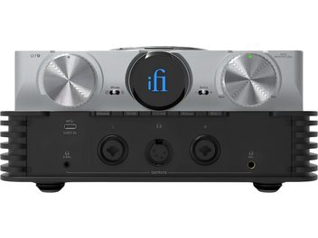 iFi Audio iDSD Phantom hörlursförsteg, silverfärgad front med stora räfflade rattar och svarta hörlursutgångar på framsidan