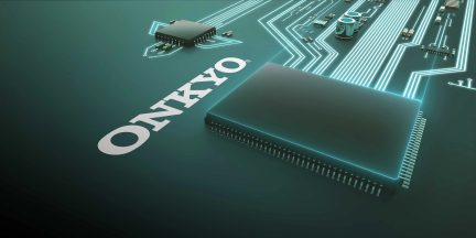 Circuiti stampati verdi con chip elettronici e la parola "ONKYO" scritta in bianco su uno di essi, vista ravvicinata