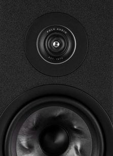 Polk Audio R100 højttaler i sort, tæt forfra-billede af den runde, matsorte højttaler og det sølvfarvede "POLK AUDIO EST. 1972" logo
