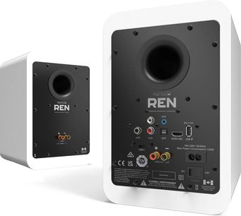Paar Kanto REN matwitte draadloze luidsprekers, rechthoekige behuizingen met afgeronde hoeken van gelakt hout, getoond in driekwart achteraanzicht, zwarte achterpanelen met een grote ronde basreflexpoort en diverse audio-aansluitingen zoals RCA, HDMI, USB en een netschakelaar