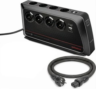 AudioQuest PowerQuest 3 sort stikdåse med 8 udtag og flettet NRG-Y3-kabel, set i trekvartperspektiv