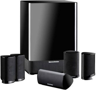 Zestaw kompaktowych głośników Harman Kardon HKTS 7 składający się z subwoofera, czterech cylindrycznych głośników satelitarnych i jednego prostokątnego głośnika centralnego, wszystkie w czarnym kolorze