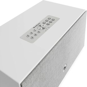Coluna inteligente Audio Pro C10 MKII W branca, grelha frontal cinzento-claro e controlos prateados na parte superior