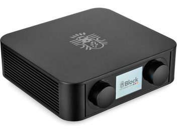 Black Block Éléments 2.1 stereo integrated amplifier, three-quarter view, with central display and two rotary knobs