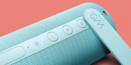 Tragbarer Bluetooth-Lautsprecher W-KING in Hellblau, Nahaufnahme mit Bedientasten und seitlicher Schlaufe