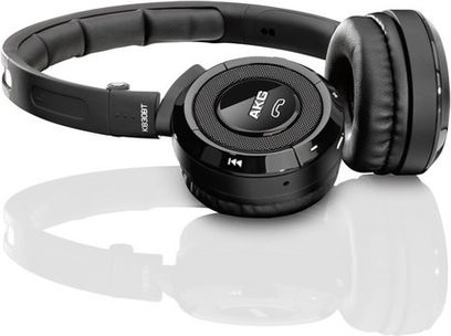 AKG K830BT åbne hi-fi hovedtelefoner i sort, med store ørekopper, metalgitter, set fra siden på en reflekterende overflade