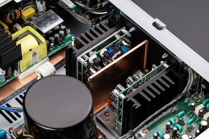 Стерео усилвател Marantz Model 30 сребрист, вътрешен изглед на електронни компоненти, печатни платки, трансформатор, радиатор