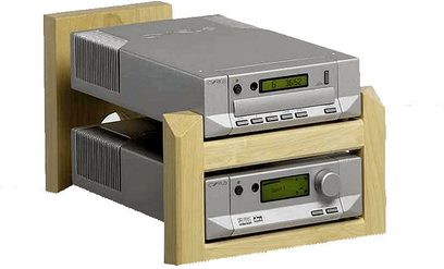 Hi-Fi nábytek Cyrus Tri-Arbour, rozšíření ze světlého dřeva, pohled zepředu, dva na sobě umístěné CD přehrávače, zelené displeje