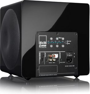 SVS 3000 Micro negru lucios subwoofer, vedere frontală și laterală, cu panou de control și difuzor vizibil