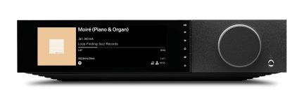 Lettore audio di rete nero con schermo a colori che visualizza Spotify e grande manopola circolare sul pannello frontale