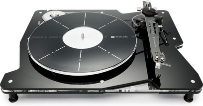 Vertere Acoustics Pack DGX Sabre pladespiller i sort højglans akryl, rundt sort pladetallerken med hvide radiale markeringer og aluminiumsring, lige sølvfarvet tonearm, set ovenfra i let perspektiv