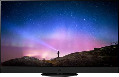 Panasonic TX-55LZ2000E-tv, der viser en stjerneklar nattehimmel med nordlys og en mørk silhuet i forgrunden