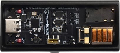 Hodetelefonforforsterker i høyoppløselig lydkvalitet M15i, sett ovenfra, USB-C-kontakt til venstre, svarte kretskort, gull- og kobberfargede komponenter
