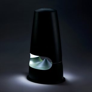 Cassa acustica da esterno Triangle Garden 7 verde, corpo cilindrico conico in metallo verde scuro con finitura opaca, ampia apertura laterale illuminata che rivela un diffusore interno conico, vista a tre quarti