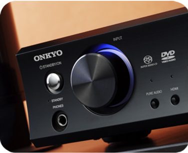 Onkyo LS-V501 sort hjemmebiografsystem, tæt forfra med fokus på volumenkontrol og stikforbindelser i nærbillede