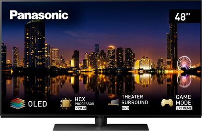 Televizor Panasonic TX-48MZ1500E 48 palců OLED, pohled zepředu, zobrazující osvětlené město v noci odrážející se ve vodě