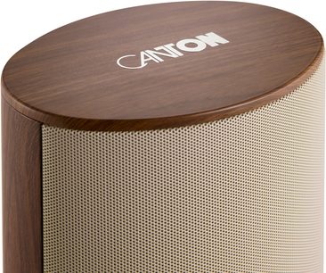 Gulvhøjttaler Canton Puro 90 valnød, nærbillede med afrundet top i valnøddeeffekt og perforeret beige frontstof