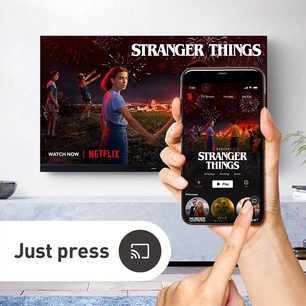 Panasonic TX-65JZ1000E-fladskærm, der viser Netflix-grænsefladen til serien Stranger Things, holdt af en hånd på hvid baggrund