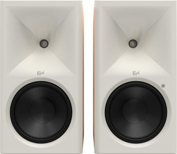 Par Klipsch The Nines II-høyttalere i rød eik sett forfra, kremfarget front, firkantet horn og svart woofer