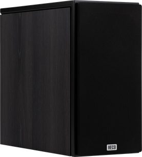 Bokhyllehøyttaler Heco Aurora XT 300 mørk eik, vinklet visning, sidepanel i teksturert tre og svart front med grill