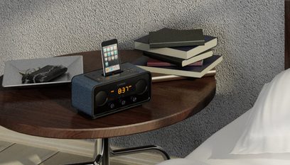 Yamaha TSX-70 mørkeblå clockradio, set forfra i fugleperspektiv, placeret på en træhylde med bøger og en telefon