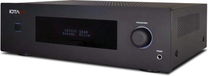Svart IOTAVX SA40 integrerad stereo hi-fi-förstärkare i metall, trekvarts vy framifrån höger som visar frontpanelen med stor central display, fyrkantig strömknapp till vänster, stor volymratt med blå ring till höger, hörlursuttag och ventilationsöppningar
