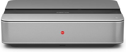 Leica Cine 1 projektor | 100", rektangulært sølvgråt kabinet, perforeret gitterfront med rødt logo i midten