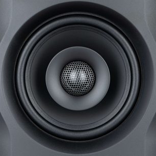Enceinte amplifiée Fluid Audio FX50, vue rapprochée de face du haut-parleur circulaire noir dans un évidement rond gris foncé